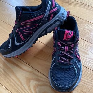 New Balance 410 v5 Black/Pink Trail Running Sneakers 6.5 Wide